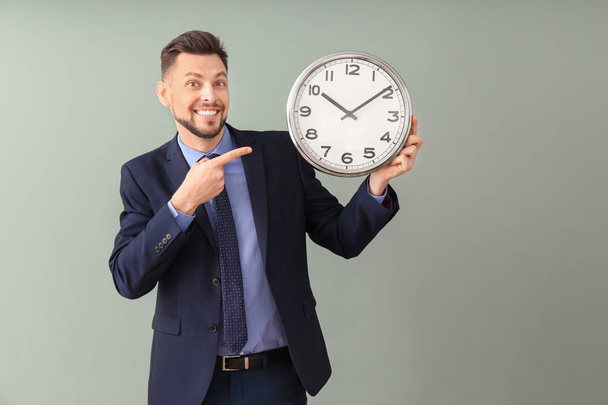 Бизнесмен с часами на цветном фоне. Концепция управления временем
 - Фото, изображение