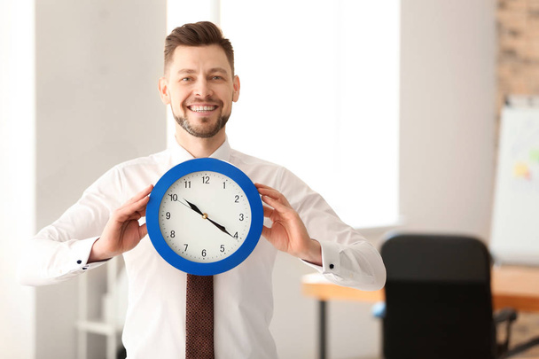 Businessman with clock in office. Time management concept - Foto, Imagen