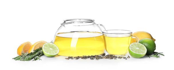 Zielona herbata w szklanki i garnek z owoców cytrusowych na białym tle - Zdjęcie, obraz