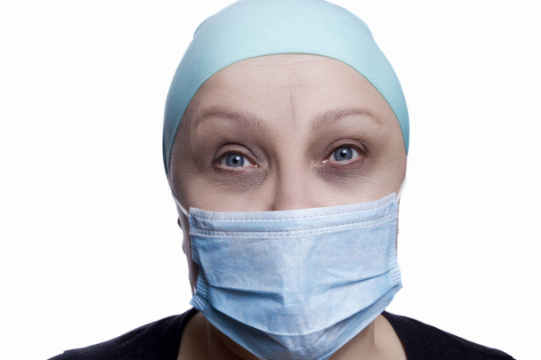 medico donna in mascherina chirurgica - Fotografie, Obrázek