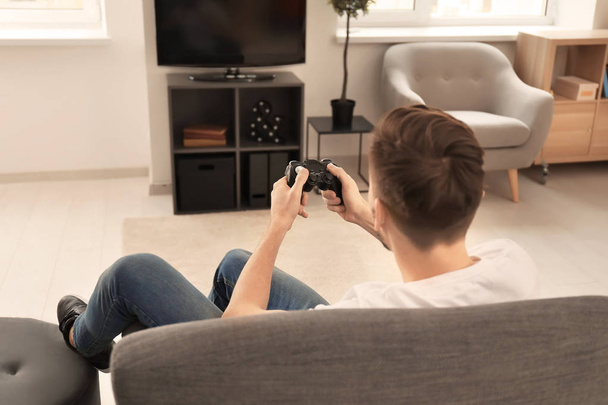Man playing video game at home - Foto, imagen