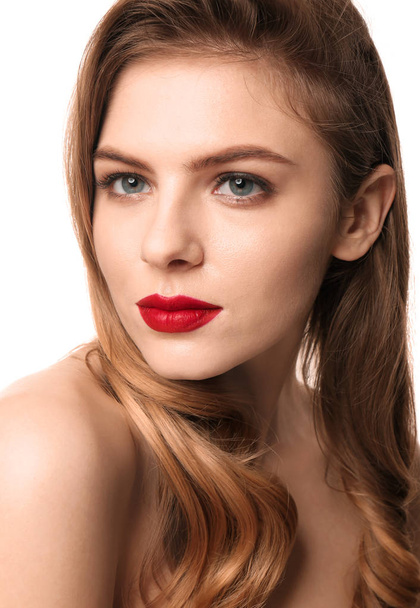 Porträt einer jungen Frau mit schönem Make-up auf weißem Hintergrund. professionelle Kosmetik - Foto, Bild