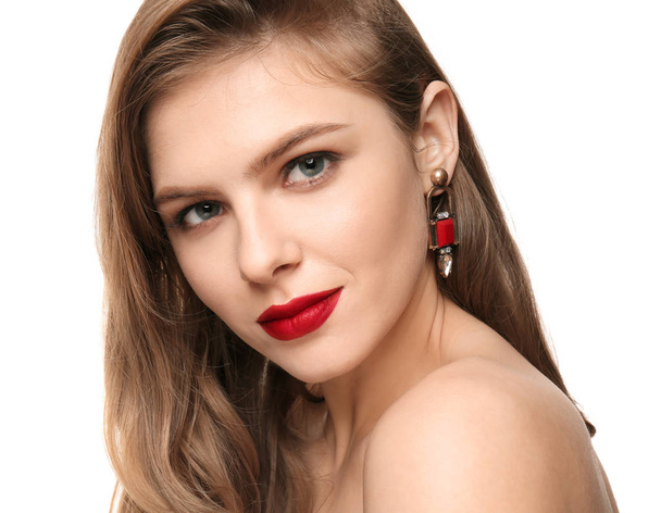 Porträt einer jungen Frau mit schönem Make-up auf weißem Hintergrund. professionelle Kosmetik - Foto, Bild
