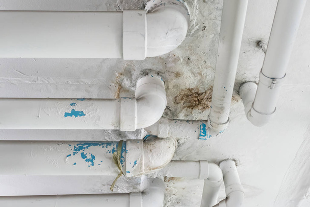 Problema de tubería del sistema de agua malo con la pintura del color del daño del agua
 - Foto, Imagen