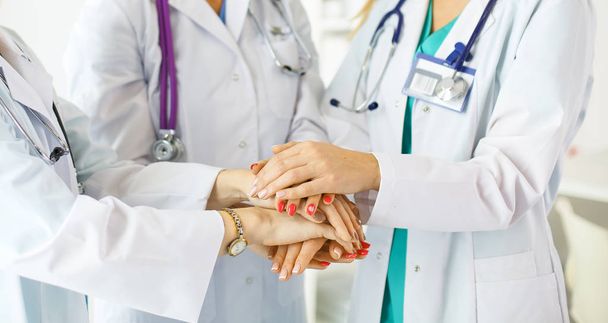 Médicos e enfermeiros em uma equipe médica empilhando mãos - Foto, Imagem