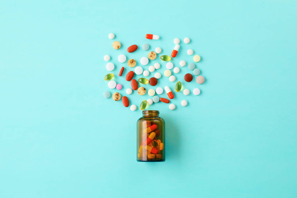 Píldoras médicas y un frasco yacen sobre la mesa. Concepto médico
 - Foto, Imagen