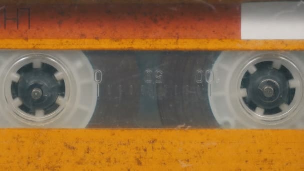 die alte gelbe Audiokassette im Tonbandgerät rotiert - Filmmaterial, Video