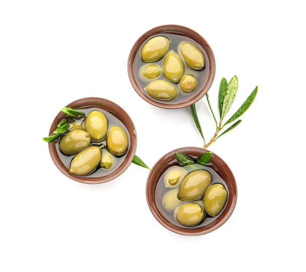 Misky s konzervy olivy na bílém pozadí - Fotografie, Obrázek