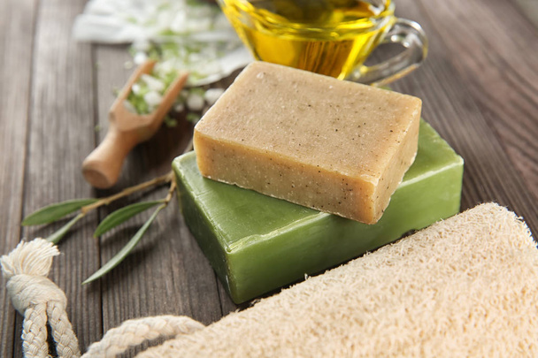 Přírodní mýdla s olivovým extrahovat na dřevěný stůl - Fotografie, Obrázek
