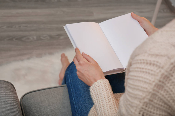 junge Frau liest Buch zu Hause - Foto, Bild