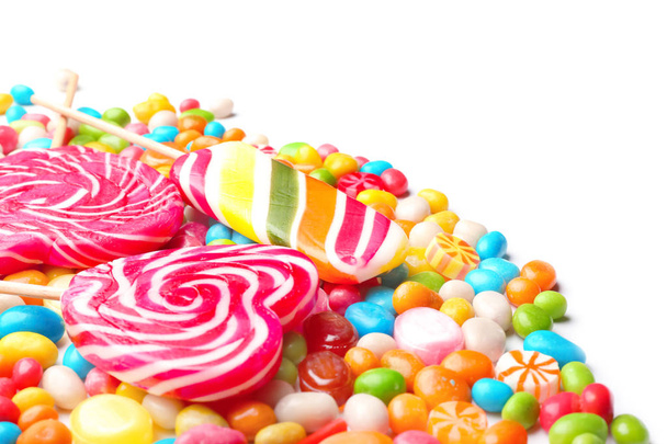 Lollipops saborosos e doces coloridos no fundo branco
 - Foto, Imagem