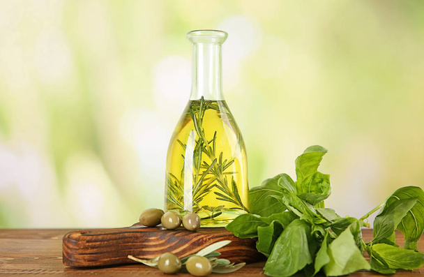 Hermosa composición con aceite de oliva en la mesa
 - Foto, imagen
