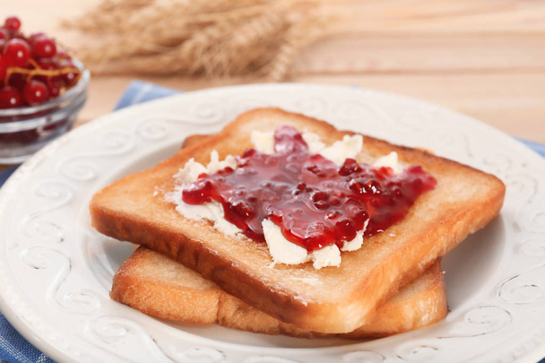 Tasty toasts with sweet jam on plate, closeup - Foto, Imagen