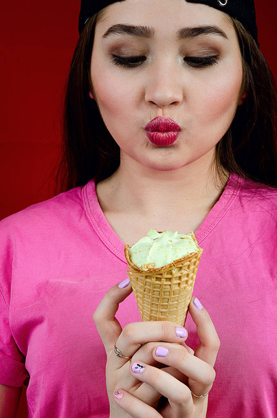beautiful girl with ice cream - Foto, Bild