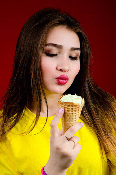 beautiful girl with ice cream - Zdjęcie, obraz