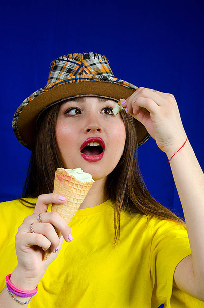 beautiful girl with ice cream - Fotografie, Obrázek