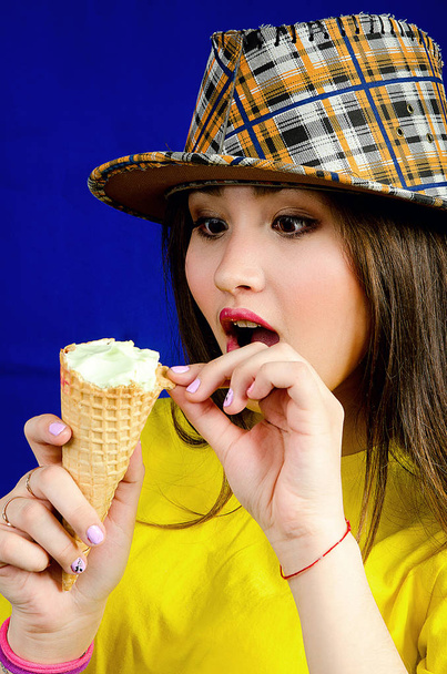 beautiful girl with ice cream - Photo, Image