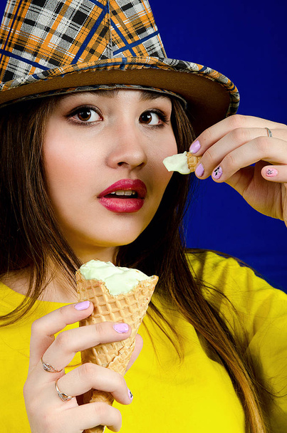 beautiful girl with ice cream - Фото, изображение