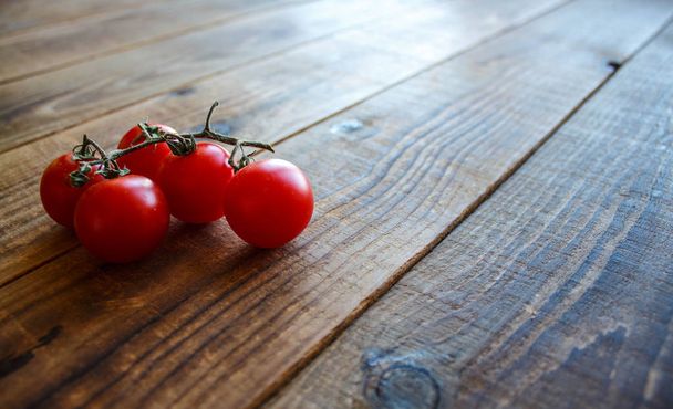 dojrzałe pomidory na oddział na podłoże drewniane - Zdjęcie, obraz