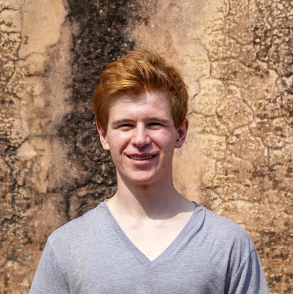 portrét chlapce, 16 let s červenými vlasy s grunge poza - Fotografie, Obrázek