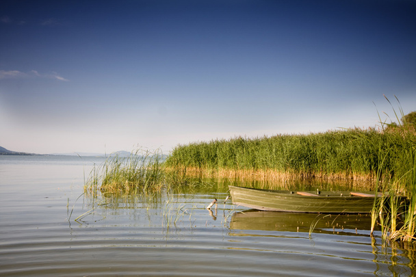 piękne jezioro z łodzi - Zdjęcie, obraz