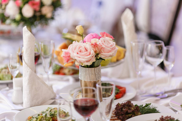 Réception de mariage de luxe au restaurant. décor élégant et décoratif. Table de restaurant avec nourriture
 - Photo, image