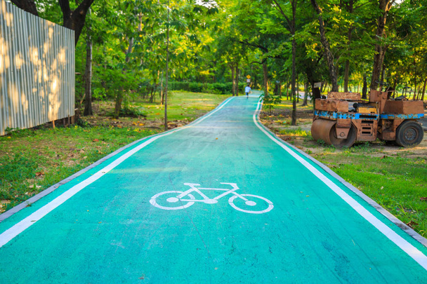 Un panneau de vélo sur la piste cyclable dans le parc avec fond naturel
. - Photo, image