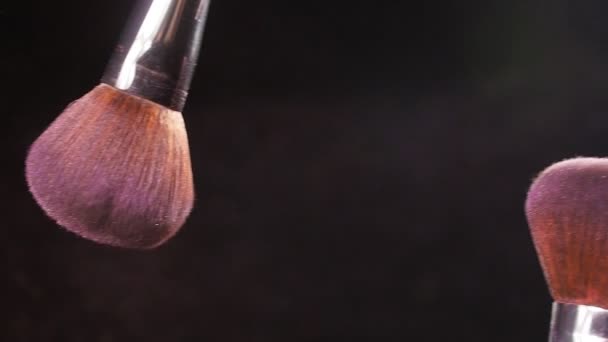 Cepillo de polvo sobre fondo negro con polvo rosa
 - Metraje, vídeo
