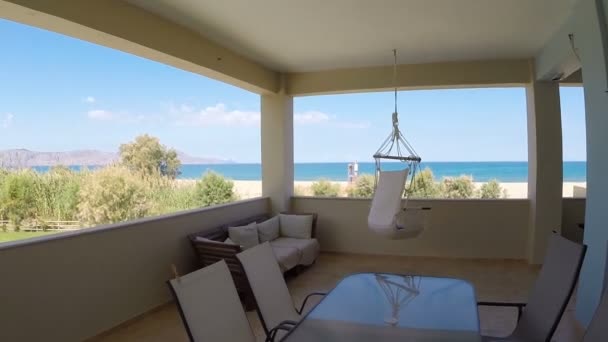 Przenoszenie przez balkon z widokiem na morze w lecie - Materiał filmowy, wideo