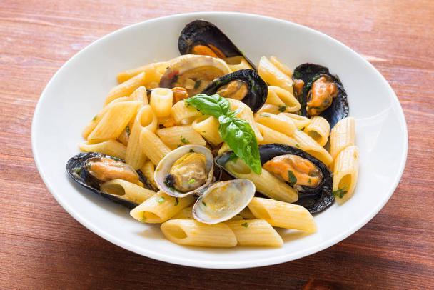 Пенне Алло Scoglio, блюдо італійської Пенне макарони з мідій та молюски  - Фото, зображення
