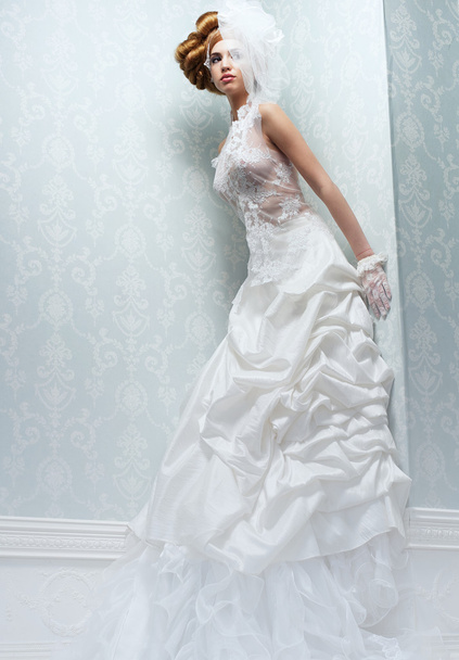 Noiva alta com vestido de casamento branco
 - Foto, Imagem