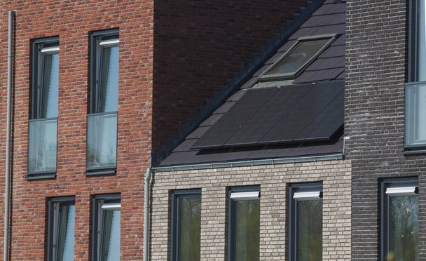 Solar panels on a roof to save money - Zdjęcie, obraz
