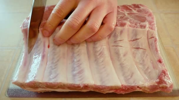 Cuocere con un coltello affettato affettare carne per la cottura. Taglio della carne primo piano
. - Filmati, video