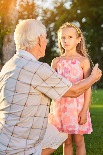 Menina com seu avô ao ar livre
. - Foto, Imagem