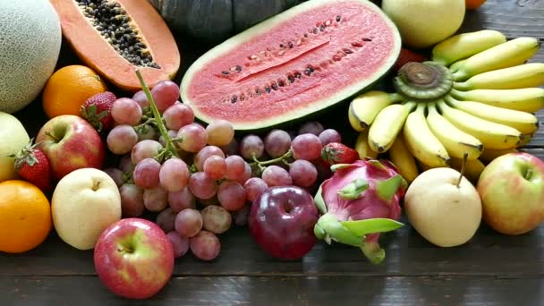 válogatott ízletes trópusi gyümölcsök, a fából készült asztal  - Felvétel, videó