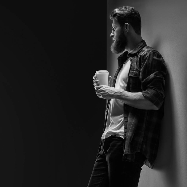Magabiztos tökéletes frizura férfi kávézunk - Fotó, kép