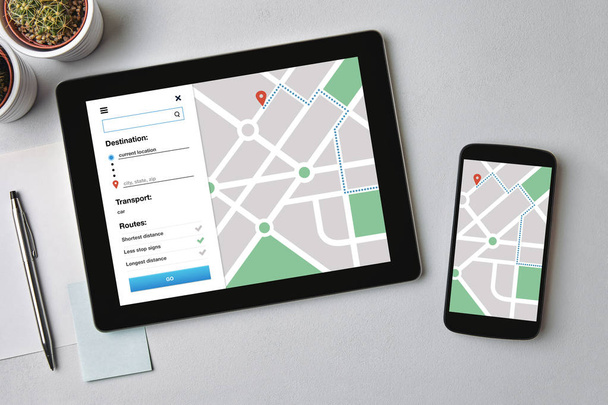 Location Tracker Konzept auf Tablet und Smartphone-Bildschirm - Foto, Bild