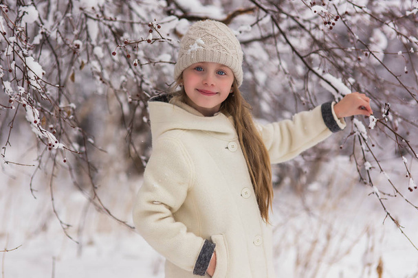 Adorable little girl outdoors on beautiful winter snow day - Zdjęcie, obraz