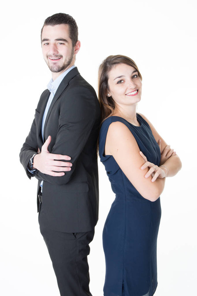 couple Professionnel homme d'affaires et femme debout dos à dos dans le bureau caméra à la recherche avec des sourires confiants bras croisés
 - Photo, image
