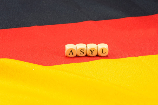 Fragge von Deutschland und ein Stempel mit dem Aufdruck Asyl - 写真・画像
