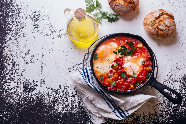 Uova fritte e pomodori su sfondo bianco
 - Foto, immagini