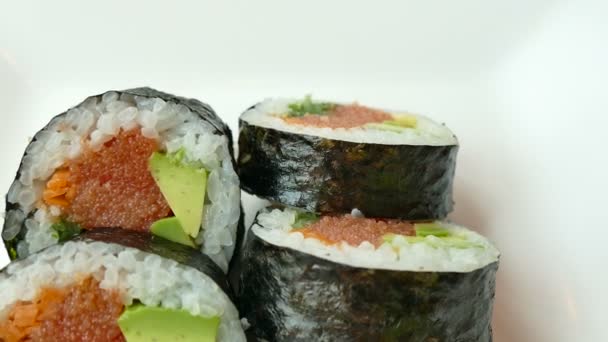νοστιμότατο φρέσκο σούσι κυλίνδρους, παραδοσιακά ιαπωνικά τροφίμων  - Πλάνα, βίντεο