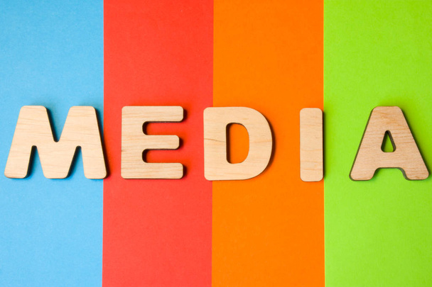 Word Media składający się z litery 3d jest w tle 4 kolory: niebieski, czerwony, pomarańczowy i zielony. Koncepcja mediów jako narzędzi służących do przechowywania i dostarczania informacji lub danych. Projektowanie zawartości dla witryny, blogi - Zdjęcie, obraz