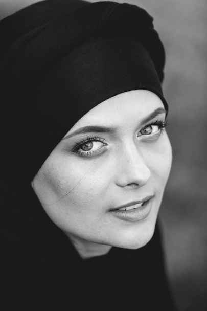 Πορτρέτο του όμορφη μουσουλμανική γυναίκα. Νεαρή γυναίκα αραβική στο χιτζάμπ. - Φωτογραφία, εικόνα