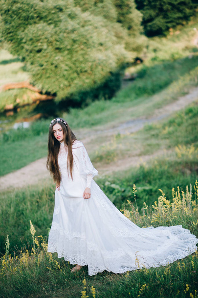 young  beautiful  bride posing outdoors - Foto, afbeelding