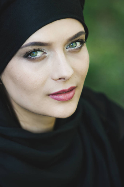 Güzel bir Müslüman kadın portresi. Hijab genç Arap kadın. - Fotoğraf, Görsel