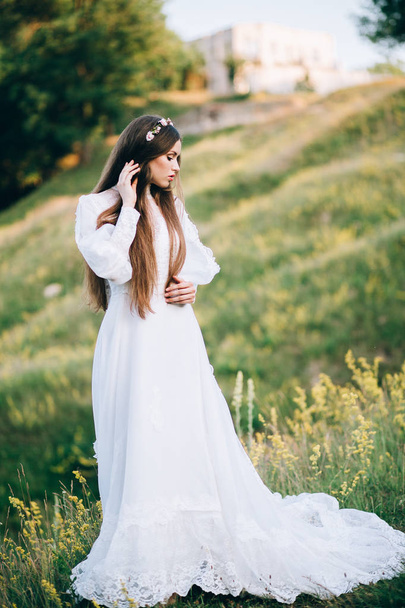 young  beautiful  bride posing outdoors - Foto, immagini