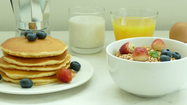 pyszne śniadanie obejmujące naleśniki, świeże owoce, Kawa i owsianka - Materiał filmowy, wideo