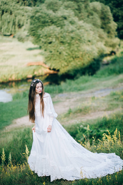 young  beautiful  bride posing outdoors - Foto, imagen