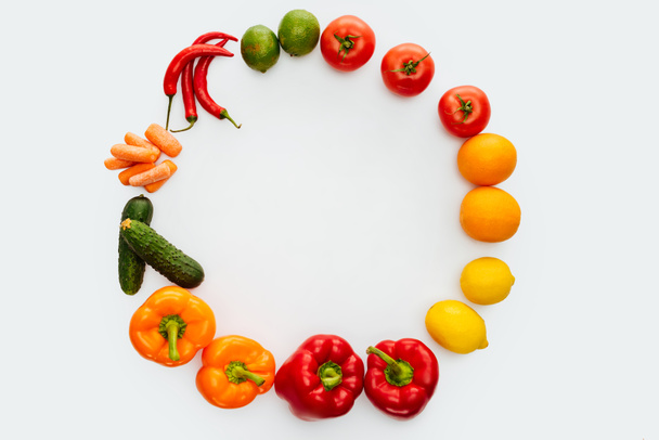 pohled shora z kruhu zeleniny a ovoce, izolované na bílém - Fotografie, Obrázek